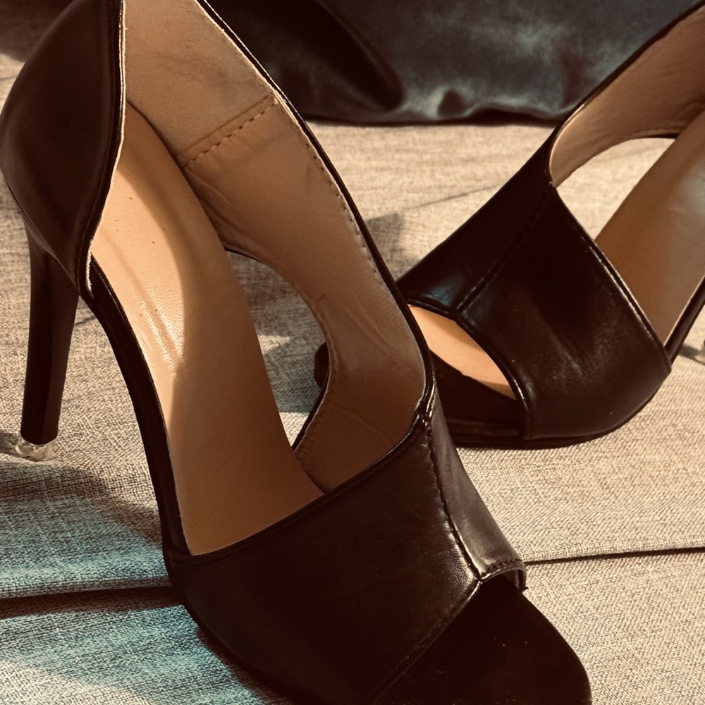 NWOT Elegant Black Women's Heels 

Comfortable. 

So versatile.